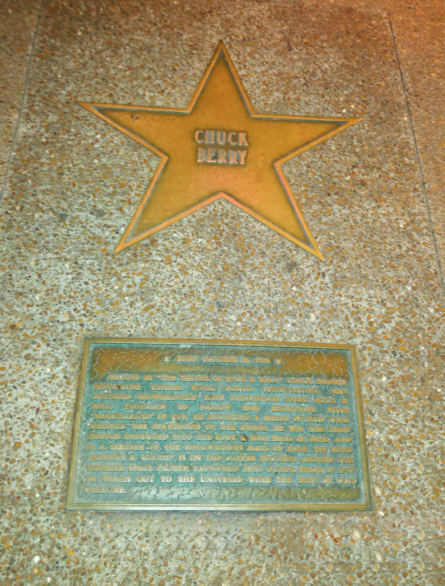 Chuck Berry ist ein Sohn von St. Louis. Er wurde hier am 18. Oktober 1926 geboren. Chuck Berry gilt als einer der Initiatoren des Rock und als einer der ersten Legenden des Rock'n'Roll.